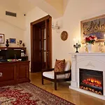 Fleur De Lis Hotel